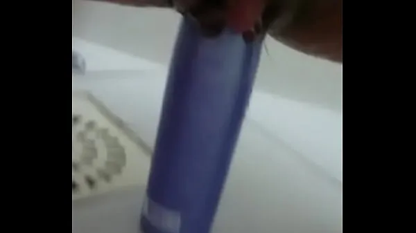 Hot Stuffing the shampoo into the pussy and the growing clitoris totalt rör