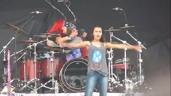 Gorąca Girl mostrando peitões no Monster of Rock 2015 całkowita rura