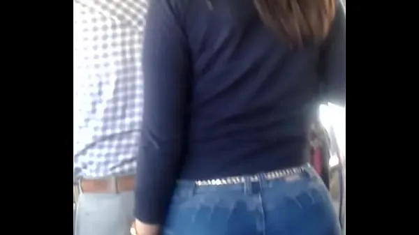 Caliente rich buttocks on the bus tubo total