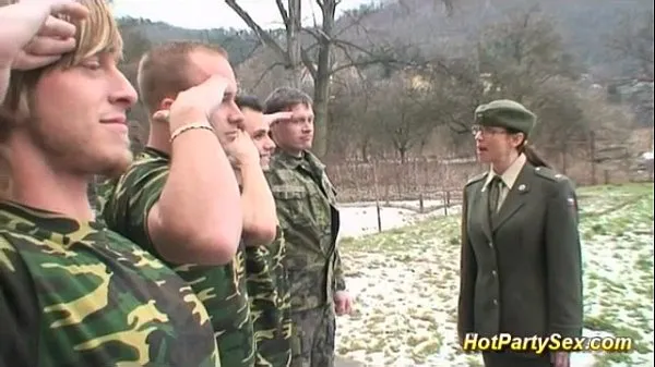 Hot military lady gets soldiers cum celková trubica