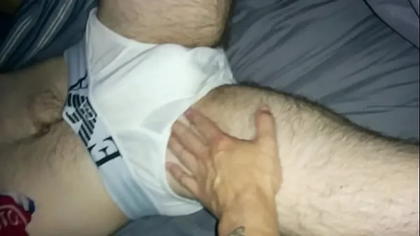 Hot Massaggio sexy dall'uomo tatuato al suo amico bi Tubo totale