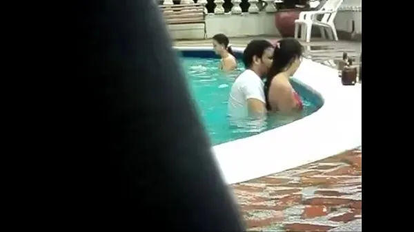 Quente Young naughty little bitch wife fucking in the pool tubo total