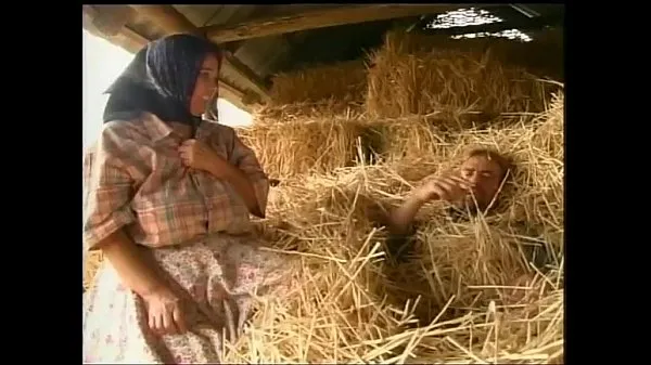 Farmer fucking his wife on hay pile إجمالي الأنبوبة الساخنة