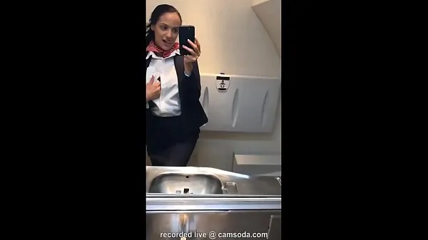 Caliente azafata latina se une al club de masturbación mile high en el lavabo y se corre tubo total