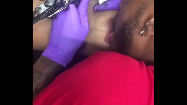 Chaud Tatoueur cornée multitâche suçant les mamelons d'une cliente Tube total