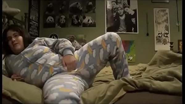 热FOOTIE PAJAMA PLAYING: Playing in my parents' bed in pajamas, I masturbate while thinking about my step brother总管