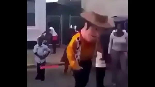 Caliente Woody dancing well prron: v tubo total