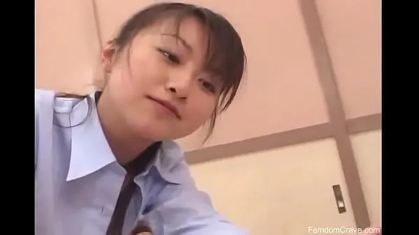 Vroči Asian teacher punishing bully with her strapon skupni kanal
