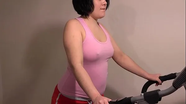 Горячая Анальная мастурбация на беговой дорожке, девушка с сочным жопом занимается фитнесом общая трубка