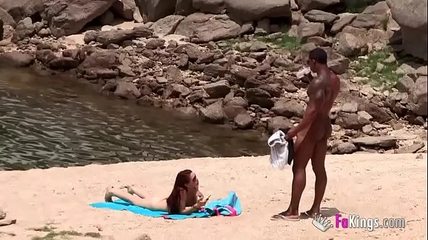 The massive cocked black dude picking up on the nudist beach. So easy, when you're armed with such a blunderbuss Jumlah Tiub Panas