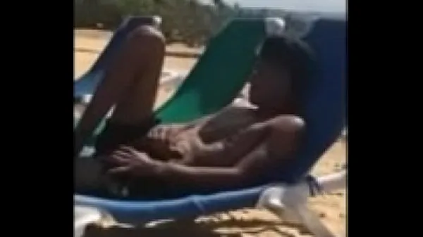 Quente 19yo pego piscando em uma praia pública tubo total