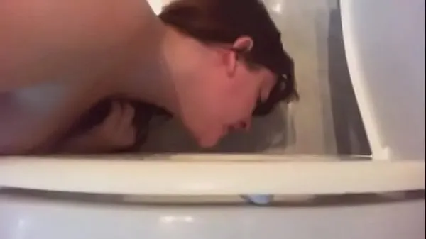 Hotová trubka celkem This Italian slut makes you see how she enjoys with her head in the toilet
