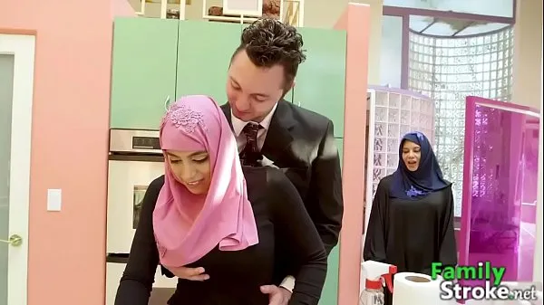 Chaud Hijab jeune femme accrochée à la grosse bite de Stepbro Tube total