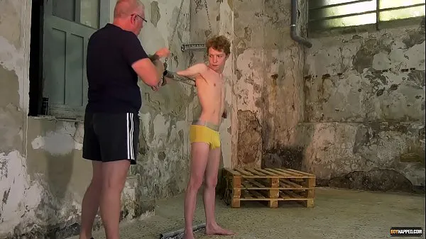 Hot Ginger twink submits to bondage and nipple torment celková trubica