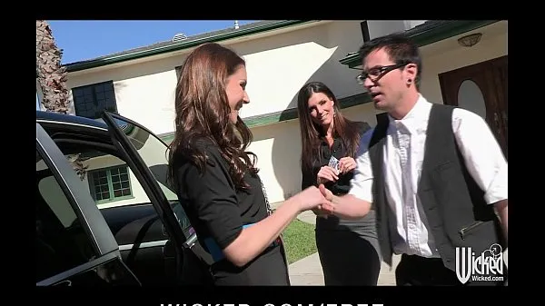 Hot Pair of sisters bribe their car salesman into a threesome totalt rør