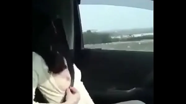 Hotová trubka celkem japa masturbating in the car