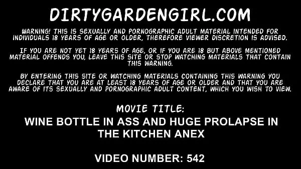 Heet Wine bottle in ass and huge prolapse in the kitchen anex Dirtygardengirl totale buis