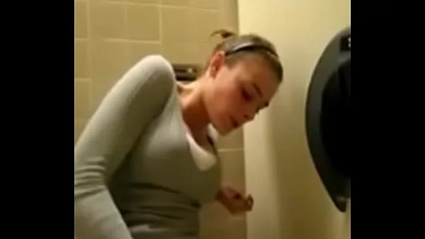Heet Quickly cum in the toilet totale buis