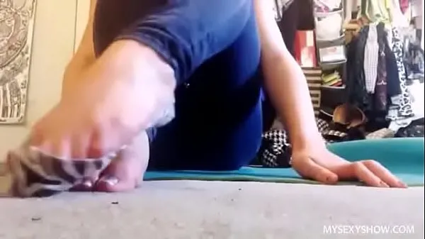 Hot Sweet teen playing with her feet at συνολικός σωλήνας