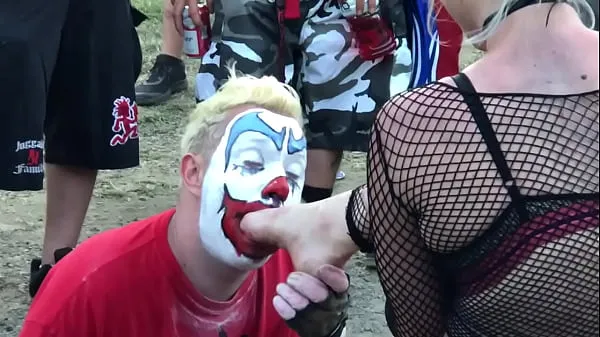 인기 총 FlipFlop The Clown Worshiping Feet At The 2018 Gathering Of The Juggalos – Clip # 3개 튜브