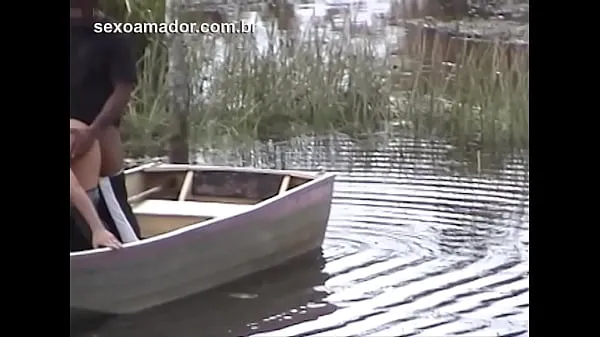 Vroči Hidden man records video of unfaithful wife moaning and having sex with gardener by canoe on the lake skupni kanal