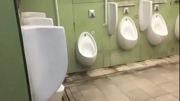 Hot piss in public toilet totalt rör