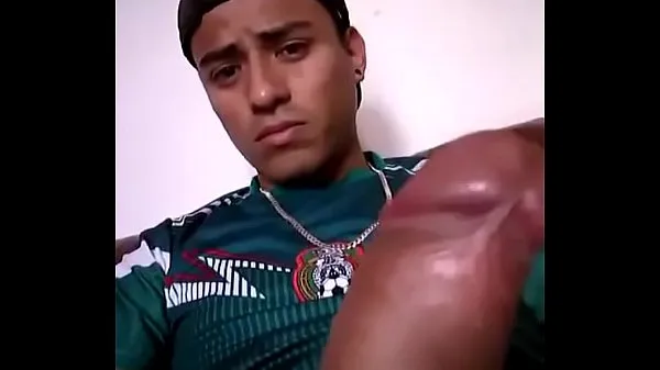 Chaud Un mexicain se masturbe dans son fauteuil Tube total