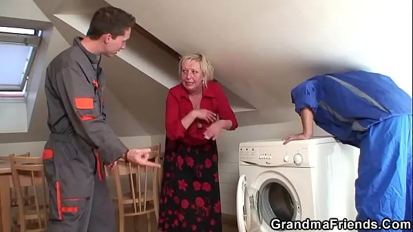 Hot Two repairmen fuck busty granny till cum celková trubica