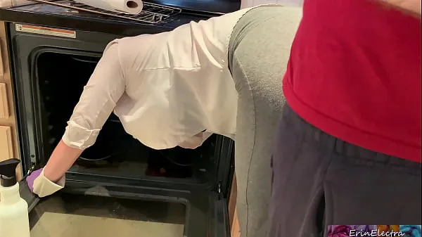 Hot Stepmom is horny and stuck in the oven - Erin Electra total Tube