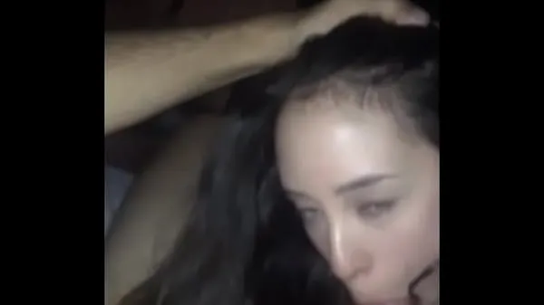 گرم AMATEUR 18 years old SLUT GIVES HEAD amazing handjob and blowjob کل ٹیوب