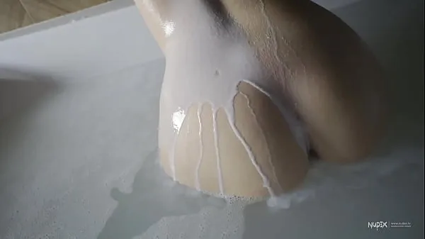 हॉट Sexy Bulgarian Babe in the bathtub getting wet कुल ट्यूब