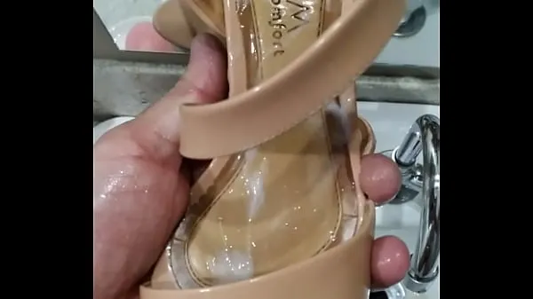 Cumshot horny in his girlfriend's Ramarim sandal! Very horny, I filled with milk total Tube populer