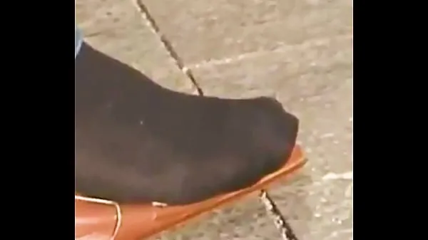 Quente A rapariga com nylons olha para os sapatos altos e balança com o dedo do dedo do pés. Nylon Pés Sapato sapateado e pés fedorentos tubo total