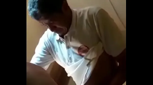 Quente Eu empresto minha bunda para um homem maduro com tesão tubo total