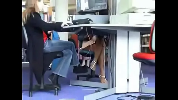 Caliente Upskirt en la biblioteca tubo total