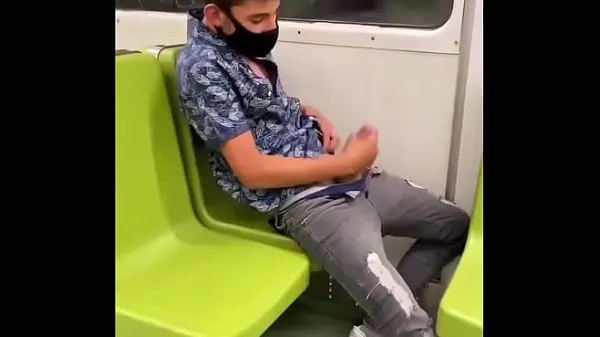 Caliente Mascara pajeandose en el metro tubo total