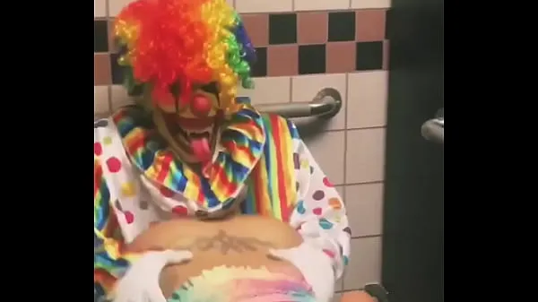 Hot Girl rides clown in bathroom stall συνολικός σωλήνας