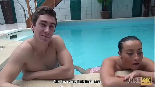 Vroči HUNT4K. Young bad bitch sucks dick and gets banged by the poolside skupni kanal