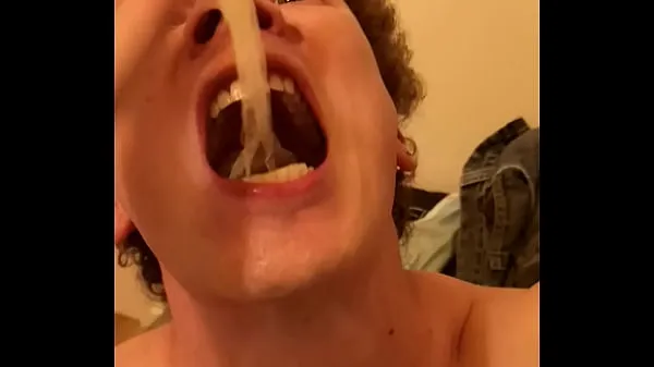 热Gay man from Lisbon with his mouth full of milk d. used condoms总管