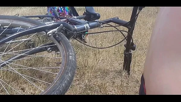 Caliente Su padrastro quiere tener un trasero perfecto y le pidió a su padre que fuera a dar un paseo en bicicleta. Les disparó a pesar de que había varias personas pescando sobre ellos tubo total