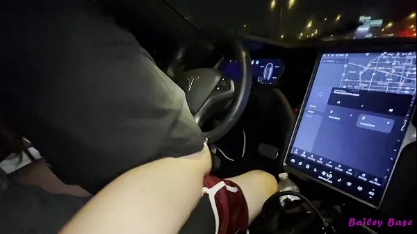Heiße Heiße dünne Teen Bailey Base reitet Freund, während Tesla AutopilotGesamtröhre