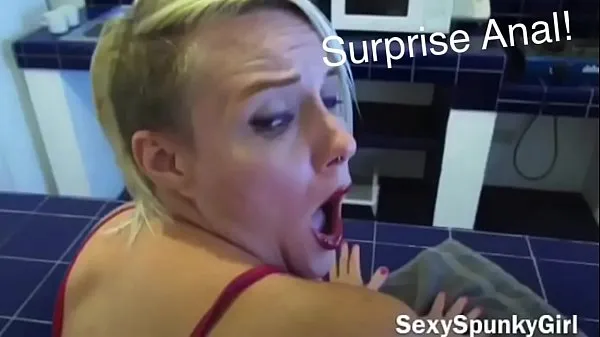 Quente Eu fodo a bunda dela sem aviso: surpresa anal enquanto ela limpa a cozinha tubo total