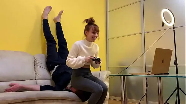 Hotová trubka celkem Gamer Girl Kira in Grey Leggings Uses Her Chair Slave While Playing During Fullweight Facesitting (Preview