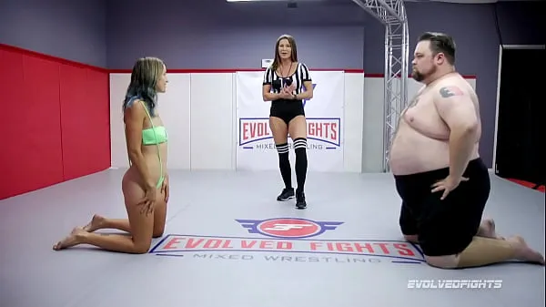 Mixed Wrestling Fight with Vinnie O'Neil wrestling newcomer Stacey Daniels and getting sucked إجمالي الأنبوبة الساخنة