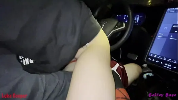 Heiße Sexy Teen Girl reitet Big Dick, während Tesla Self Crazy Hot fährtGesamtröhre
