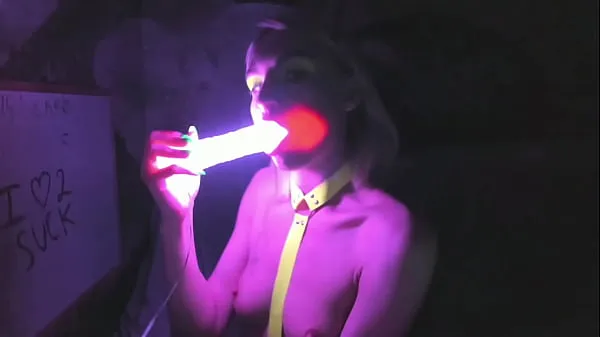 Gorąca Sucking on a long bright RGB dildo by kelly copperfield całkowita rura