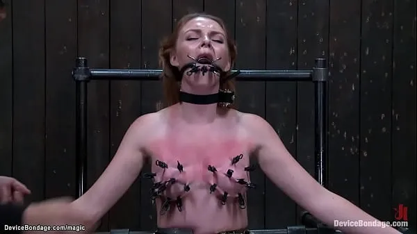 Gorąca Gagged redhead slave Marie McCray is straddled on Sybian on knees with body bound in metal device gets tongue and skin clamped by master Orlando całkowita rura