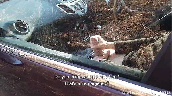 Heiße Youtube Blogger hat einen Typen beim Wichsen in einem Auto in einem öffentlichen Park erwischt und ihm von Hanjob beim Abspritzen geholfenGesamtröhre