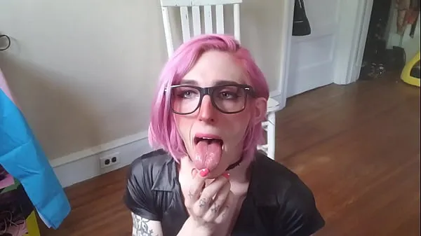 Heiße Heißes Trans-Mädchen mit Brille lutscht TutorGesamtröhre