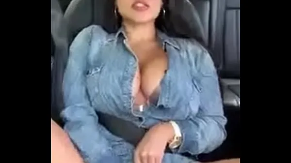 Forró Busty woman masturbates in the car teljes cső